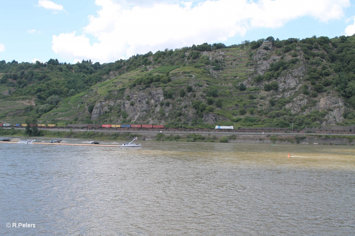 Eine Vetron von Railpool zieht kurz hinter Oberwesel auf der Linken Rheinstrecke ein Containerzug in Richtung Norden. 16.07.14