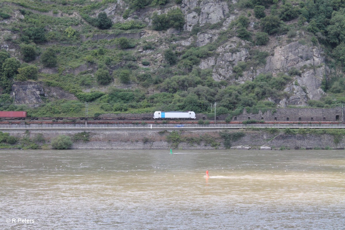 Eine Vetron von Railpool zieht kurz hinter Oberwesel auf der Linken Rheinstrecke ein Containerzug in Richtung Norden. 16.07.14