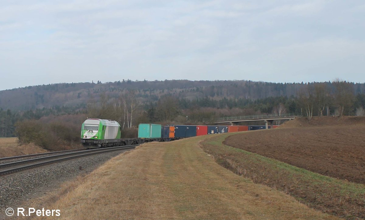 ER20 01 zieht den Containerzug Hamburg - Wiesau bei Oberteich. 11.03.17