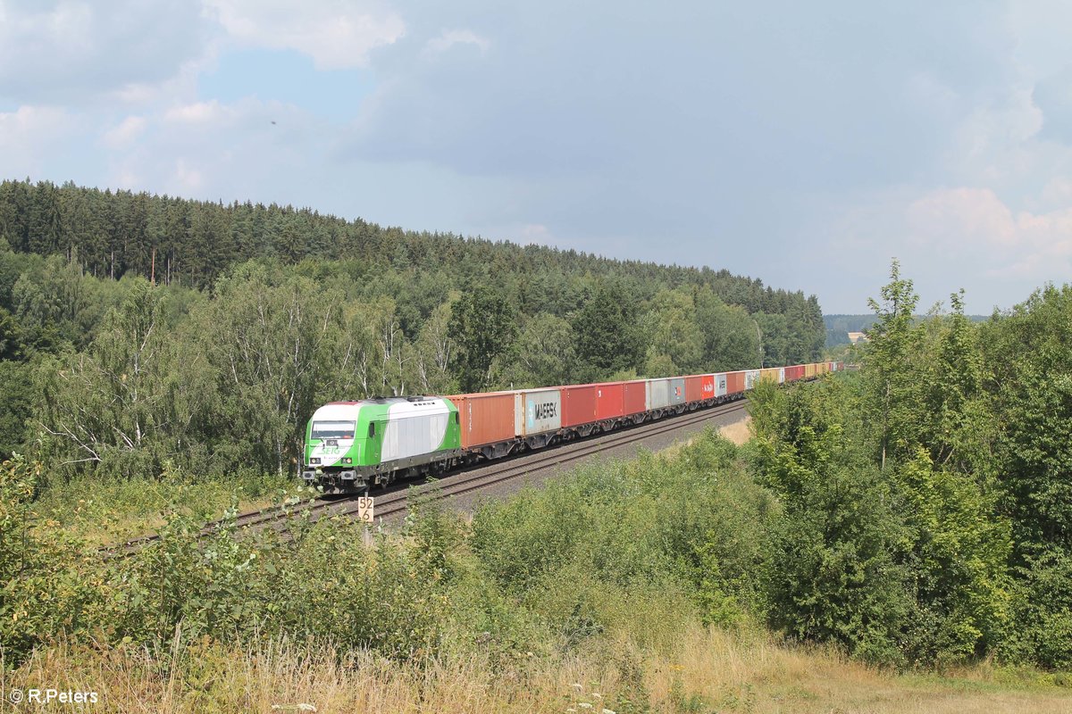 ER20 02 zieht den Wiesau Containerzug von Hof nach Wiesau kurz vor Marktredwitz. 28.07.18