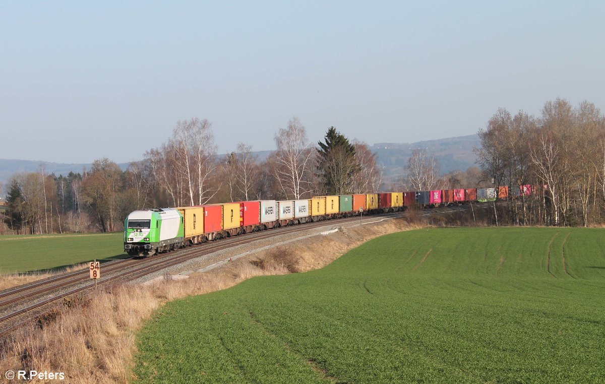 ER20 03 zieht bei Unterthölau mit dem Wiesau Containerzug gen Hof vorbei. 23.03.19
Bild könnte enthalten: Himmel, im Freien und Natur