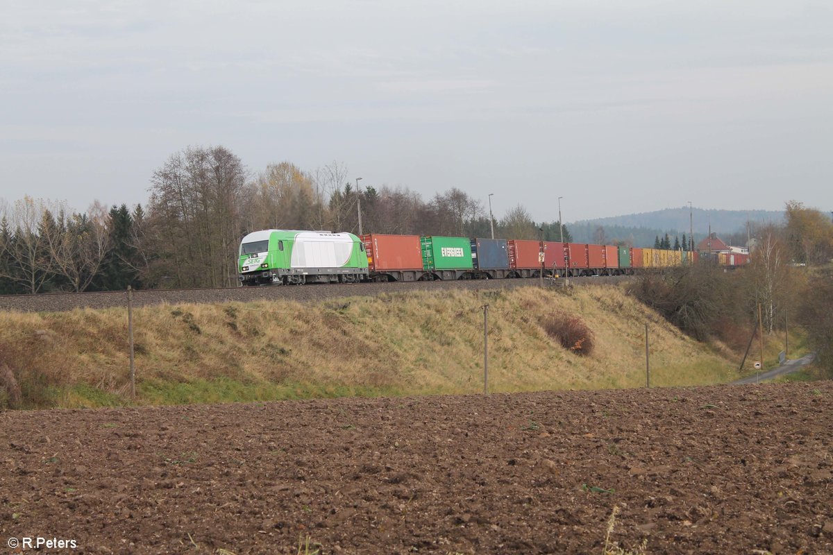 ER20-03 zieht den Wiesau Containerzug von Wiesau nach Hof durch Pechbrunn. 04.11.17