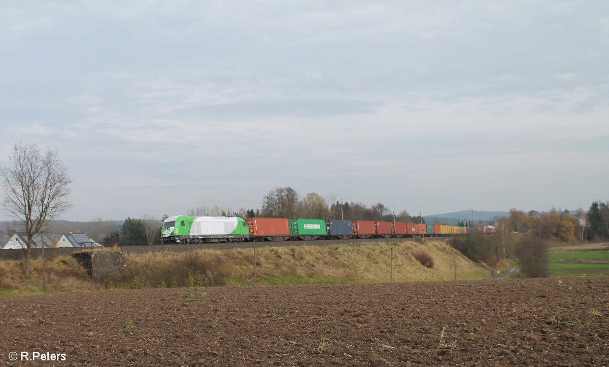 ER20-03 zieht den Wiesau Containerzug von Wiesau nach Hof durch Pechbrunn. 04.11.17