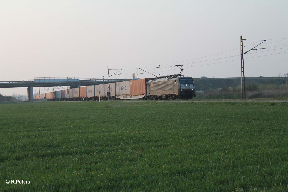 ES 64 F4 155 mit einemlangen Containerzug bei Schkeuditz West. 29.03.14