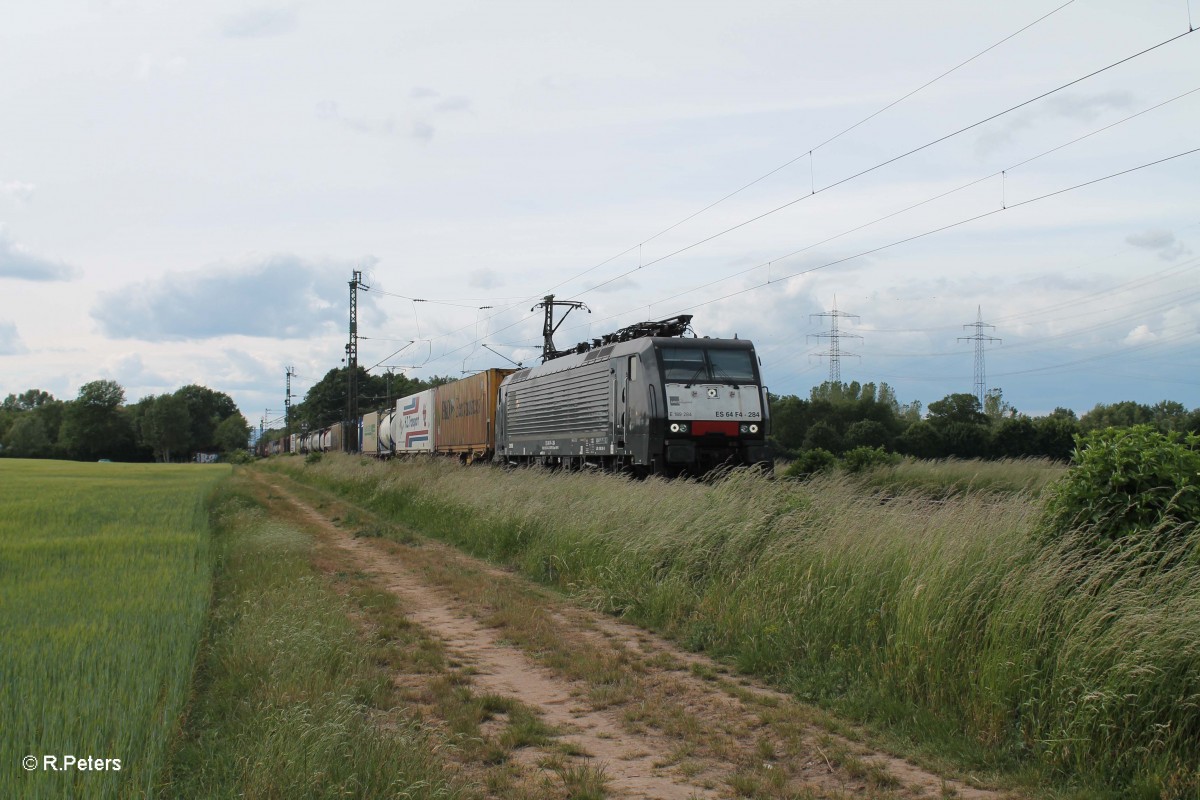 ES 64 F4 284 zieht einen Containerzug bei der Stromkreistrennstelle Bischofsheim. 30.05.15