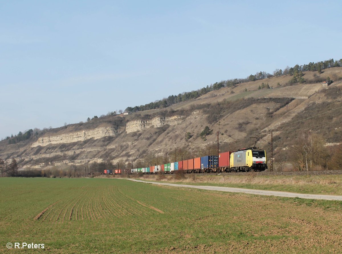 ES64 F4 202 zieht ein Containerzug nach Süden bei Thüngersheim. 16.03.17