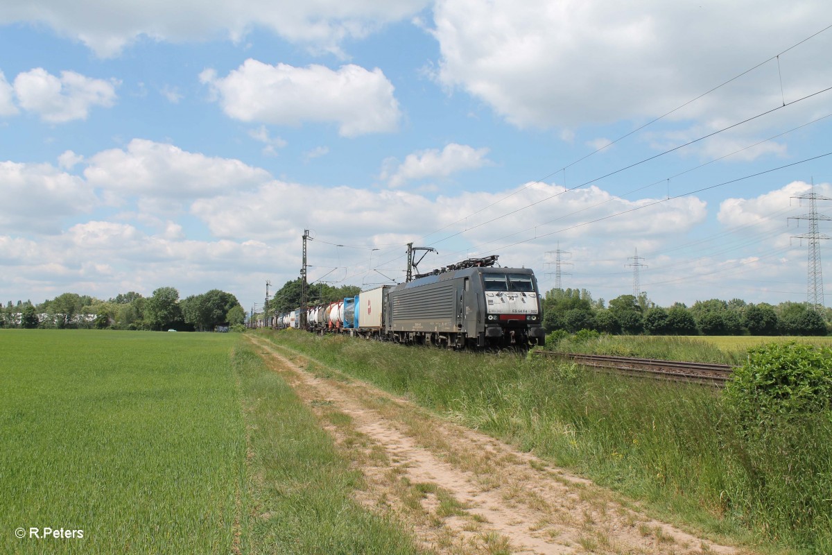 ES64 F4 992 zieht einen KLV durch die Stromkreistrennstelle Bischofsheim. 20.05.15
