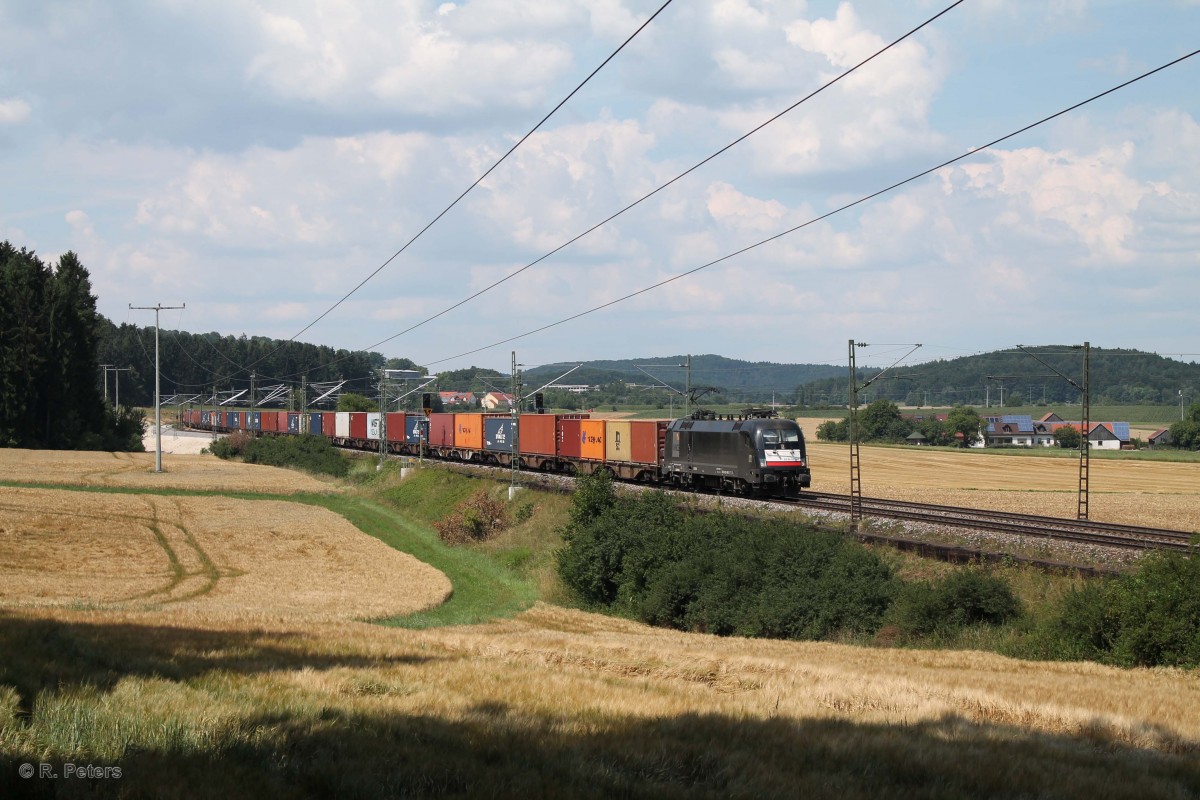 ES64 U2- xxx mit einem Containerzug bei Dettenhofen. 23.07.14