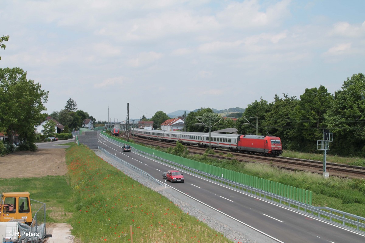 Leider eine Unbekannte 101er schiebt ihren EC 390 Linz - Frankfurt/Main durch Hemsbach. 28.05.15