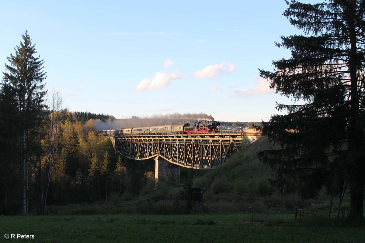 Mit einem Sonderzug aus Loket (Böhmen) in der Tschechei zieht die 52 8195 , des Fränkischen Museums Eisenbahn (FME), bei Neusorg übers Fichtelnaabviadukt in Richtung Mittelfranken Metropole Nürnberg. 13.05.17