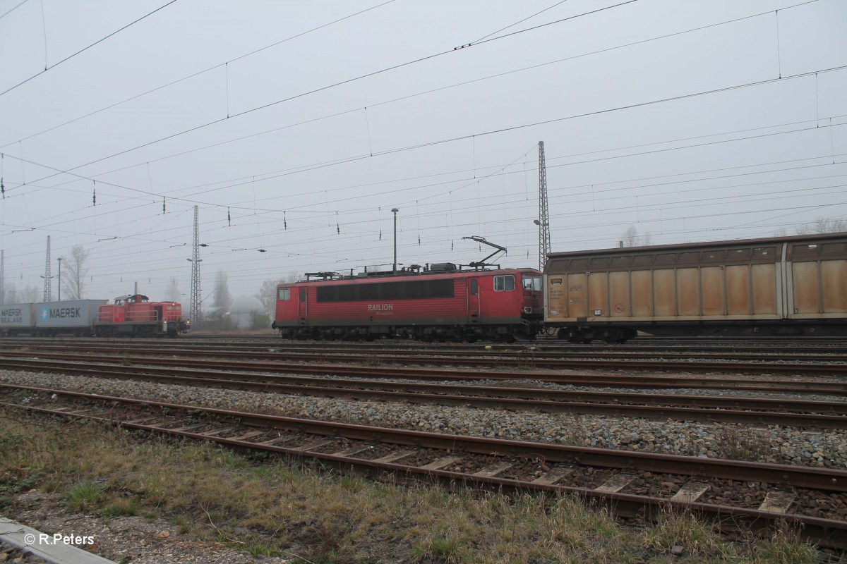 Nachschuss 155 068-0 fährt in Leipzig Schönefeld mit einem gemischten Güterzug ein. 29.03.14