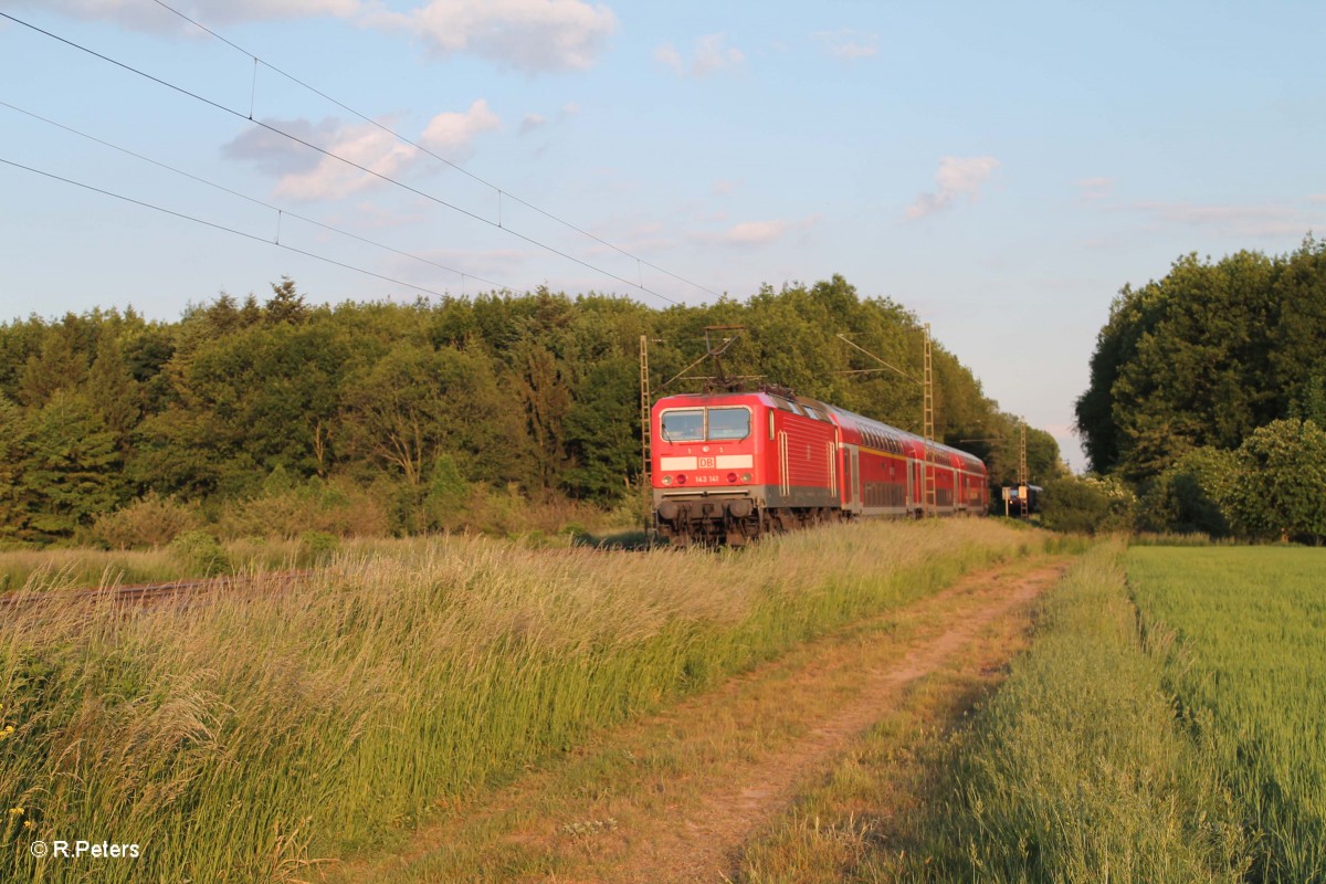 Nachschuss auf 143 141 die ihre RB 75 15729 Wiesbaden - Aschaffenburg bei der Stromkreistrennstelle Bischofsheim schiebt. 20.05.15