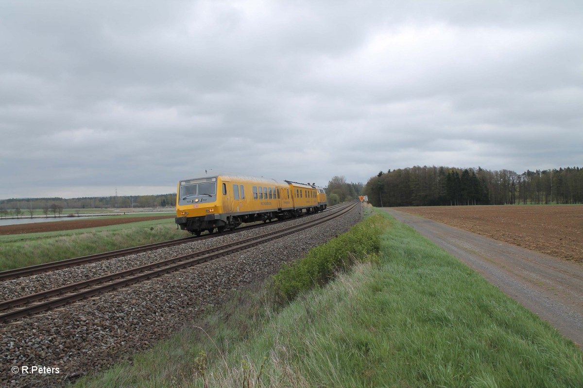 Schienenprüfzug 1 Fahrwegmesszug der DB Systemtechnik geschoben von der 218 392-9 bei Oberteich. 15.04.14
