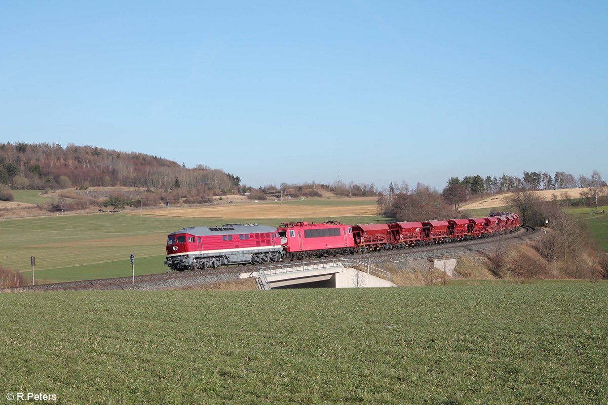 WFL 231 012 und 155 159 ziehen den Schotterzug 94985 von Pechbrunn nach Freiberg bei Lengenfeld kurz vor Marktredwitz. 22.03.19