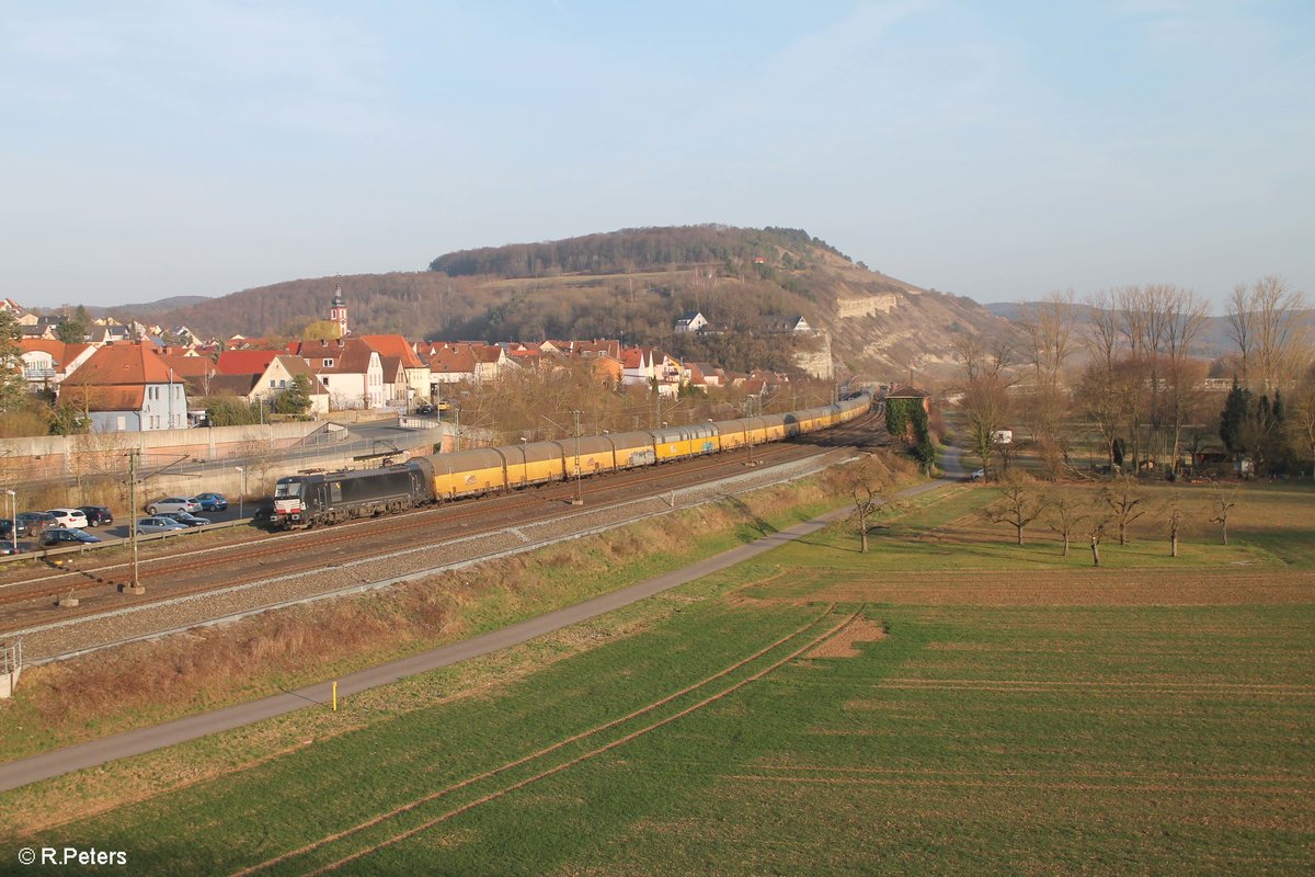 X4E 857 alias 193 857-0 durchfährt Retzbach-Zellingen mit einem ARS Altmann Autotransportzug. 16.03.17