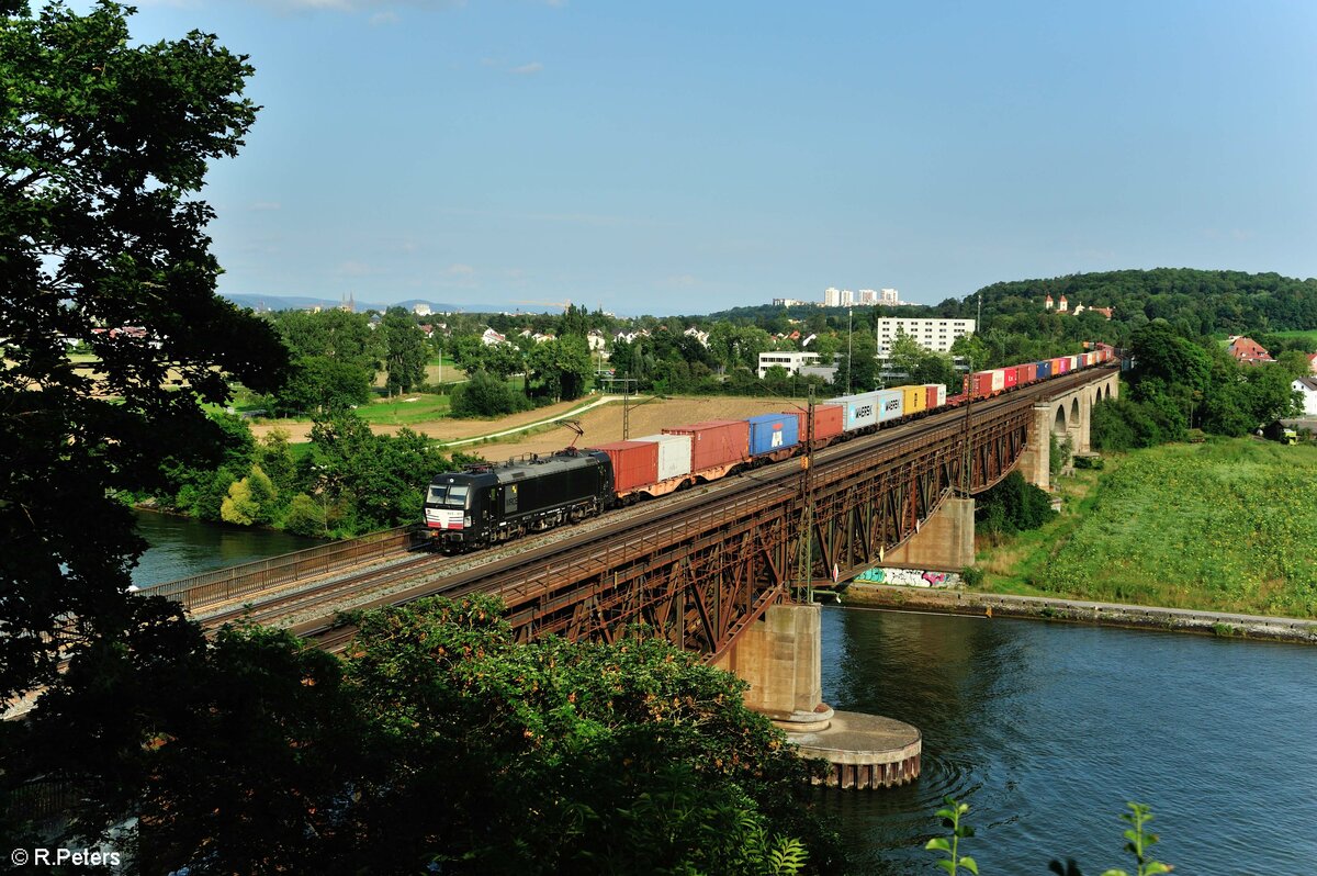 X4E 871 überquert die Donaubrücke bei Regensburg Mariaort mit einem Containerzug. 21.08.21