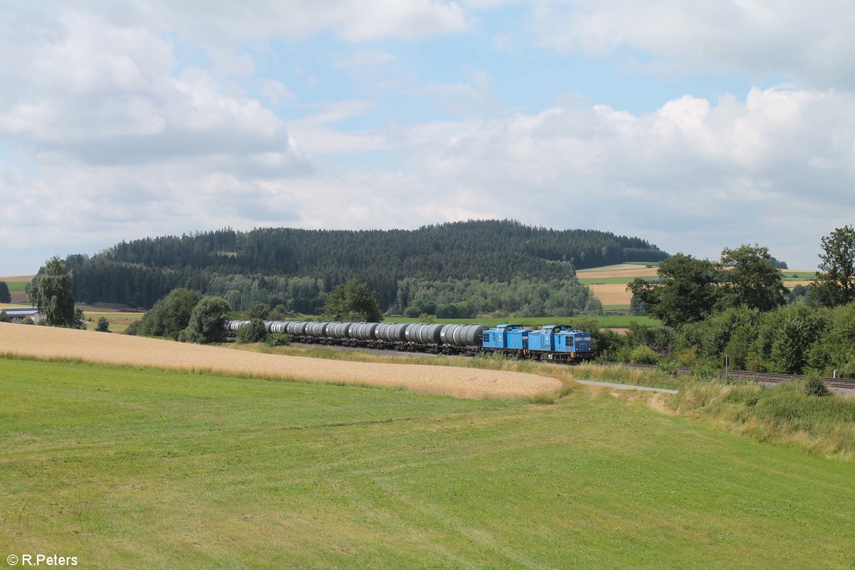 Zwei  Vogtland Zwerge  oder auch  Schlümpfe  ziehen einen Kesselzug bei Lengenfeld in Richtung Weiden in der Oberpfalz zum Tanklager Hauer. Loknummern waren 204 022-2 und 204 011-5 der PRESS. 12.07.18