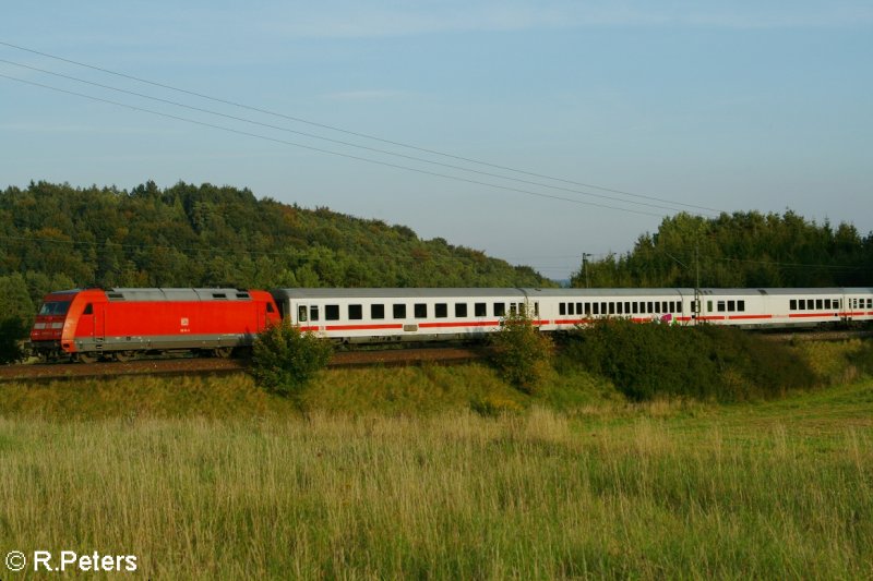 101 111-3 schiebt bei Lohhof ein IC in Richtung Regensburg. 21.09.07