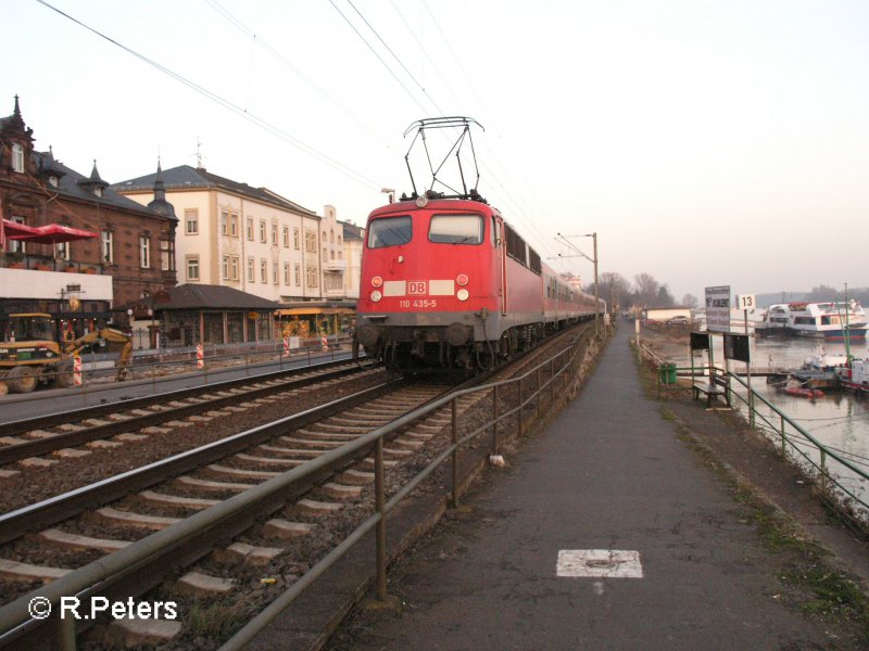 110 435-5 schiebt ihren RE Wiesbaden durch Rdesheim an dem Rhein. 13.02.08