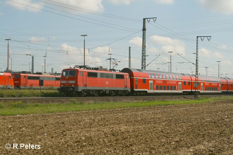 111 130-1 zieht an Regensburg Ost ein RE Nrnberg vorbei. 13.09.07