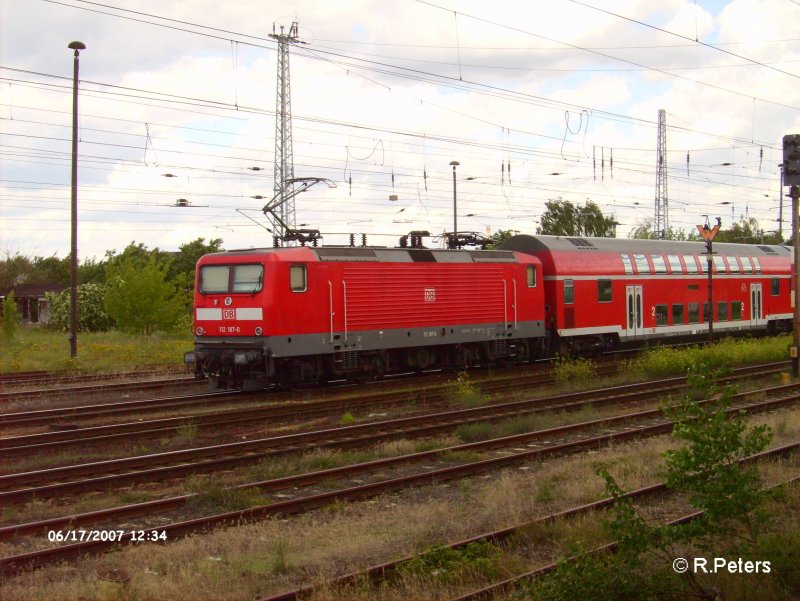 112 187-0 schiebt den RE1 Magdeburg in den Bahnhof Eisenhttenstadt. 17.06.07