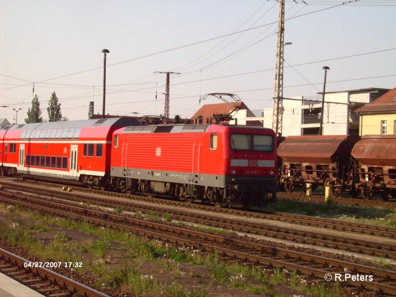 114 036-7 schiebt den Re1 Magdeburg HBF in dne Bahnhof Frankfurt/Oder. 27.04.07