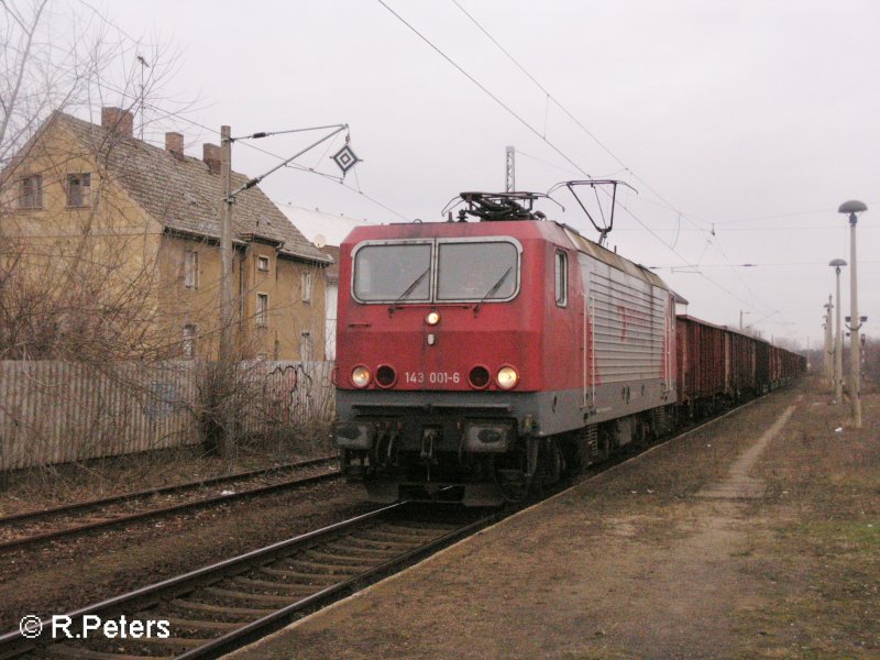 143 001-6 zieht am Bahnsteig von Eisenhttenstadt mit ein Leer Kohlezug nach Guben vorbei. 09.02.08