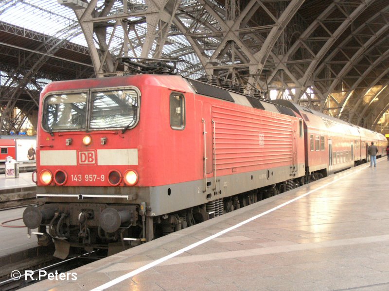 143 957-9 steht in Leipzig HBF mit einer RB zur Abfahrt bereit. 02.02.08