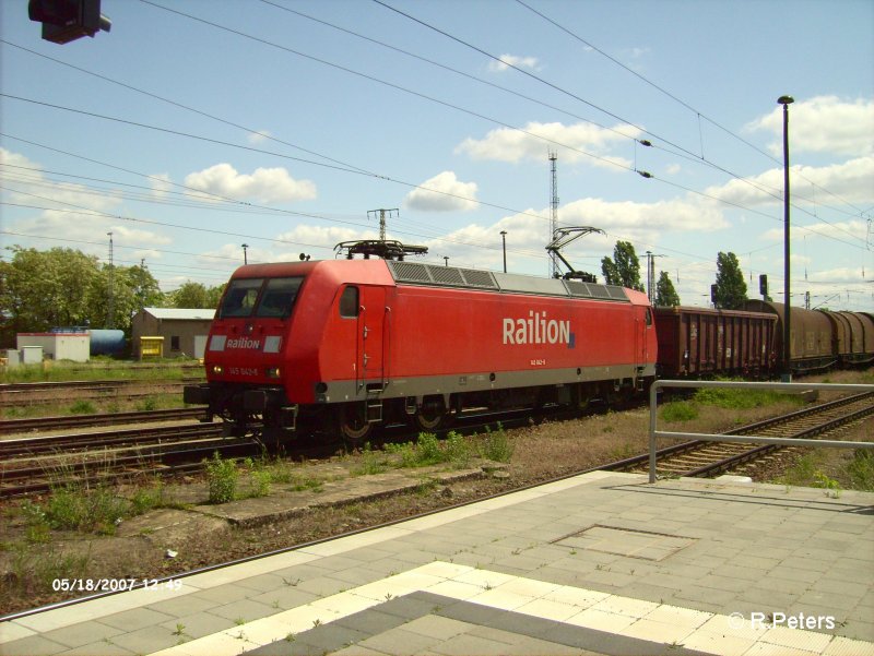 145 042-8 durchfhrt Frankfurt/Oder mit ein Stahlzug aus Ziltendorf. 18.05.07