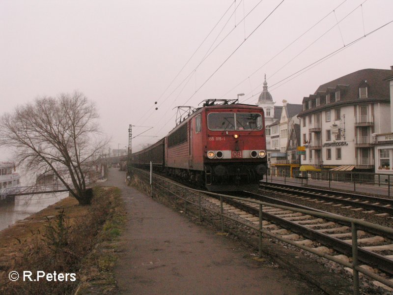 155 015-1 durchfhrt Rdesheim an dem Rhein mit ein gedeckten Gterzug. 14.02.08