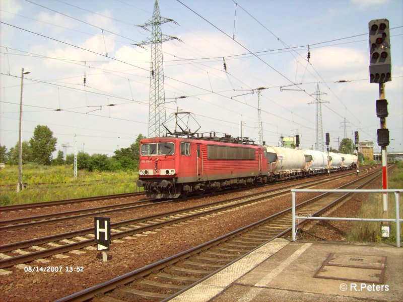 155 036-7 durchfhrt Berlin-Schnefeld  mit ein kurzen Staubbehlterzug. 14.08.07