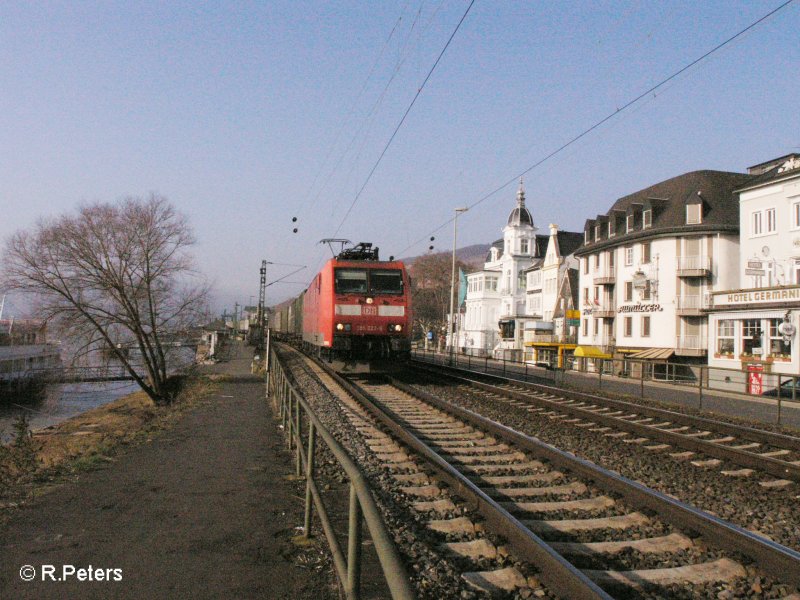 185 023-9 zieht ein SAE-Wechselpritschenzug durch Rdesheim an dem Rhein. 13.02.08