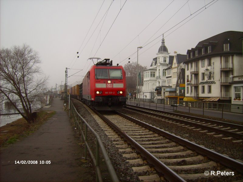185 125-2 durchfhrt Rdesheim an dem Rhein mit ein Containerzug. 14.02.08