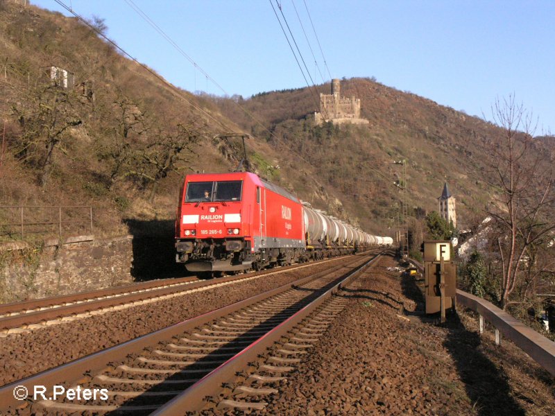 185 265-6 zieht bei Wellmich ein Kesselzug die rechte Rheinstrecke rauf. 12.02.08