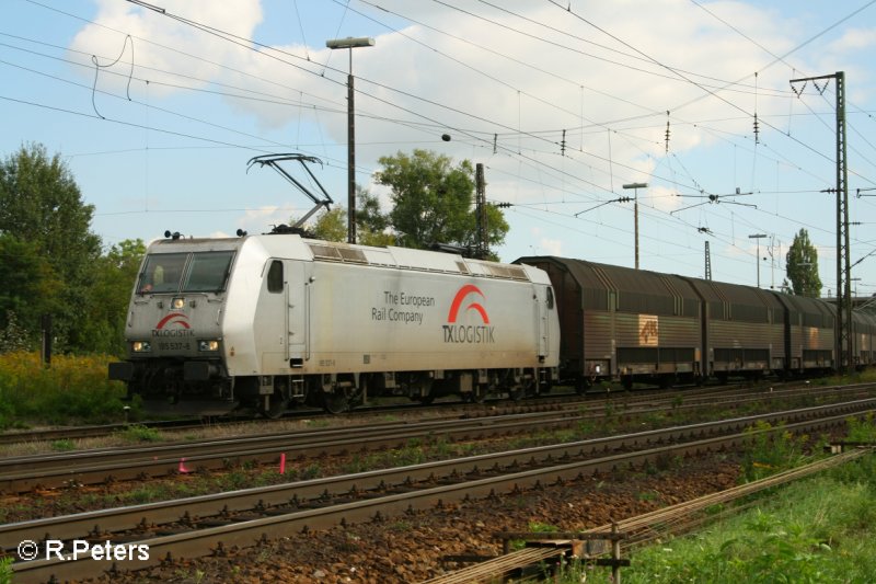 185 537-8 verlsst Regensburg Ost mit ein BMW-Zug. 13.09.07