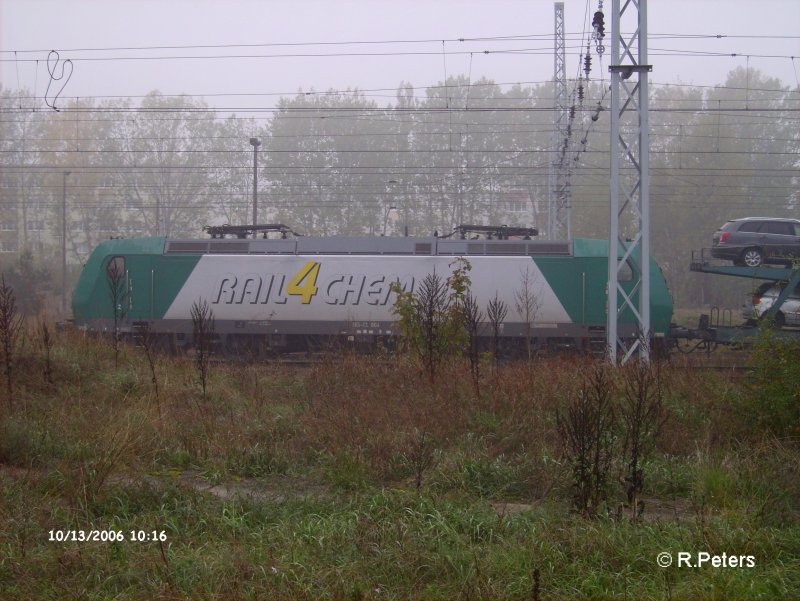 185 CL 006 steht in Eisenhttenstadt mit den HGK-Ford-Autozug am 13.10.06