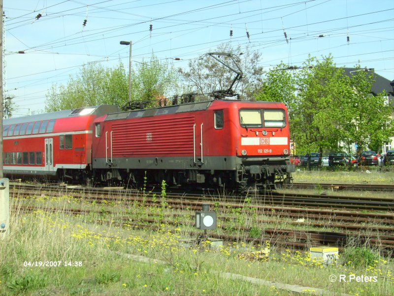 Am 19.04.07 schiebt 112 121-9 den RE1 Magdeburg in den Bahnhof Eisenhttenstadt.