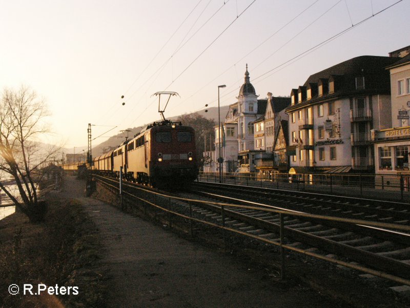 Eine Doppeltraktion 140iger durchfahren Rdesheim an dem Rhein mit ein Kohlezug. 13.02.08