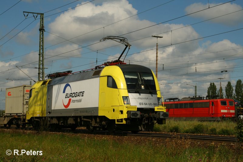 ES64 U2- 063 zieht ein Containerzug an Regensburg Ost vorbei.13.09.07