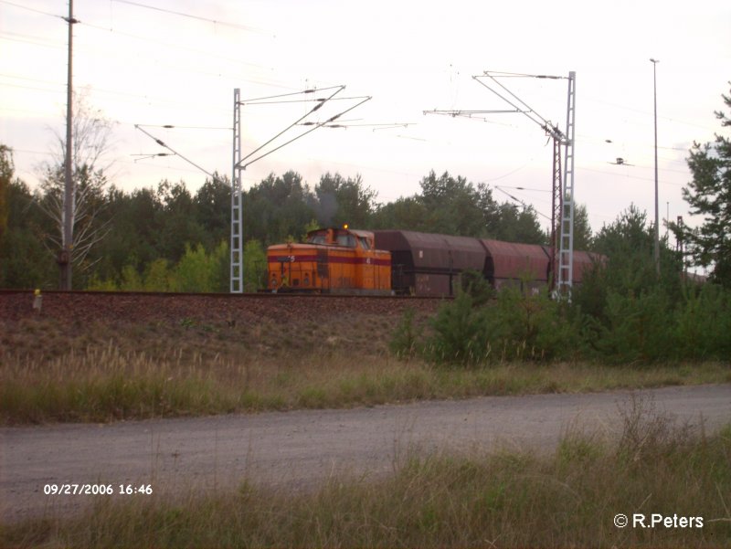 Lok 45 rangiert (ferngesteuert) ein paar wagen im werksbahnhof Zilten. 27.09.06