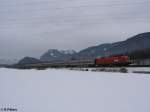 BR 1016 1016 019 zieht ein OEC nach Bregenz kurz hinter Kufstein. 18.02.10
