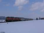 BR 218 218 433 und eine Schwestermaschine ziehen den EC nach Z�rich bei Aichstetten. 21.02.10