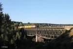 218 105 Überführt einen Bauzug samt Trupp nach Erlangen und überquert das Fichtelnaab Viadukt bei Neusorg. 31.08.16