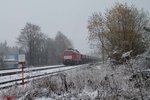 Im Schneegestöber macht sich 232 201-4 in Pechbrunn an die Arbeit um den Schotterzug 62720 nach Nürnberg zu befüllen und zusammen zu rangieren.