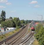 Mal ein ungewohntes Bild von mir......... Szenerie im Bahnhof Wiesau/Oberpfalz. Mit einer kleinen Rauchfahne beim beschleunigen startet 233 176 ihre Weiterfahrt von Hof kommend nach Weiden und dann weiter nach Grafenwöhr,Pressath oder Vilseck. 22.07.20