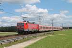 143 045 schiebt die S2 Roth - Altdorf bei Nürnberg zwischen Winkelhaid und Ludersheim. 03.07.20