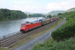 152 046-9 mit einem kurzen gedeckten Güterzug bei Lorch am Rhein. 15.07.14