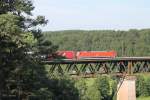 152 094 überquert das Viadukt Beratzhausen mit einem Containerzug. 23.07.14