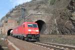 185 277-1 verlsst den Rossstein-Tunnel mit einem gemischten Gterzug.