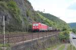 BR 185/355866/185-209-4-mit-einem-gemischten-gueterzug 185 209-4 mit einem gemischten Güterzug beim Bahnübergang Niederthal. 15.07.14